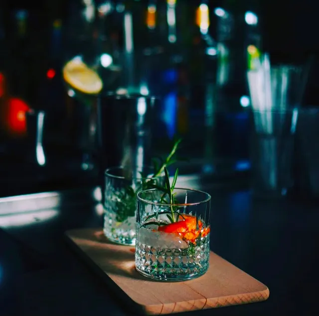 Beispielbild einer Bar-Atmosphäre — Platzhalter für ein eigenes Foto