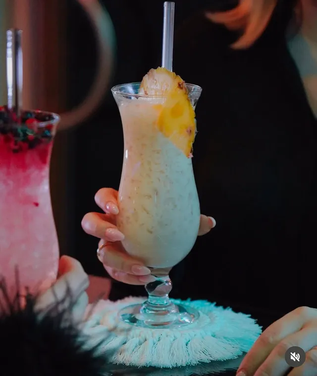 Beispielbild einer Bar-Atmosphäre — Platzhalter für ein eigenes Foto