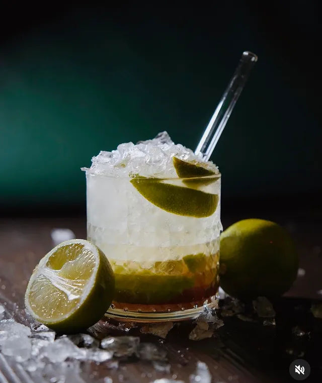 Beispielbild einer Bar-Atmosphäre — Platzhalter für ein eigenes Foto